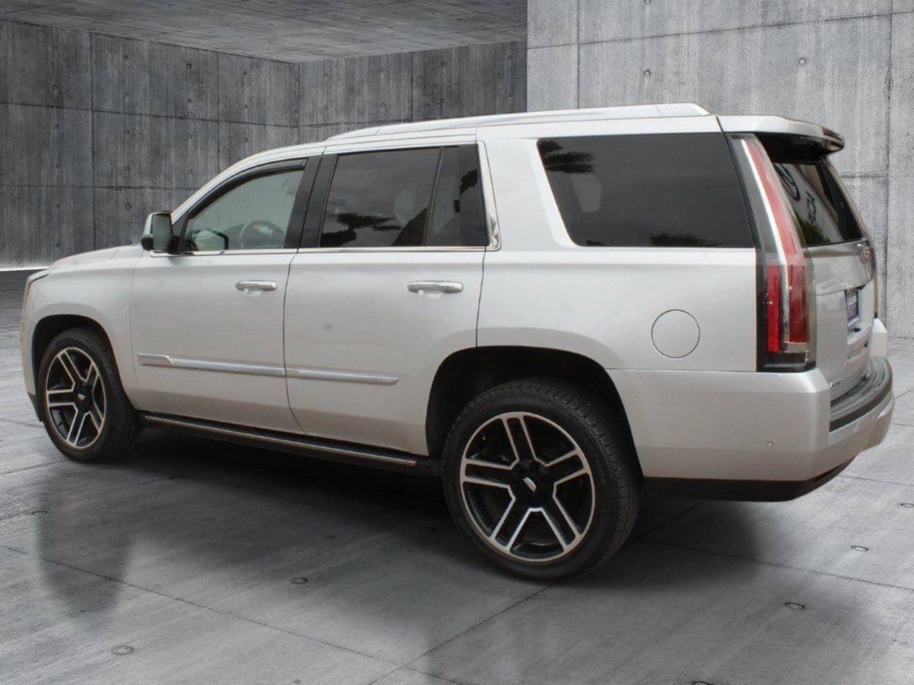 Used 2019 Cadillac Escalade Platinum AWD/4WD image 3