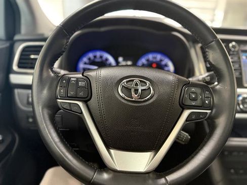 Used 2018 Toyota Highlander SE image 15