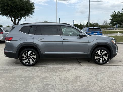 Used 2025 Volkswagen Atlas SE image 3