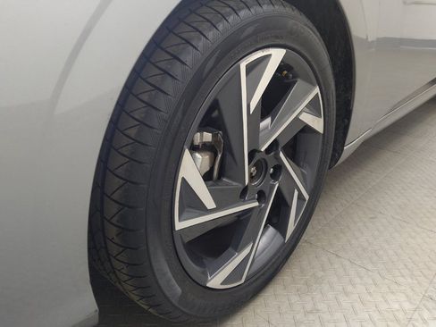 Used 2025 Hyundai Elantra Sport FWD image 31