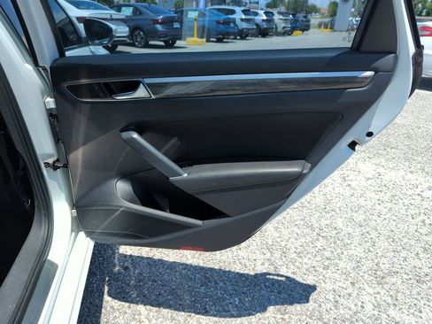 Used 2017 Volkswagen Passat 1.8T SE FWD image 32