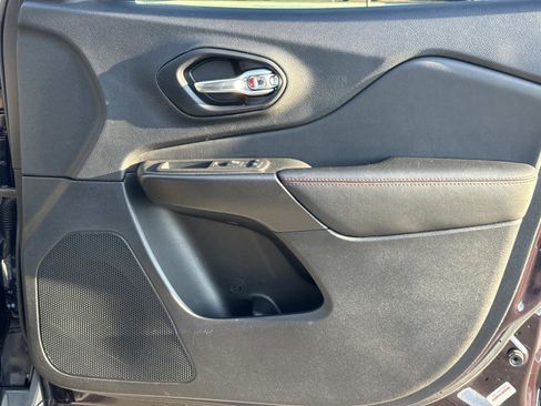 Used 2021 Jeep Cherokee Trailhawk w/ Technology Group image 18