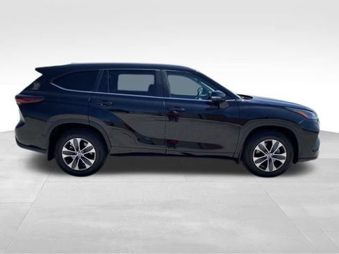 Certified 2025 Toyota Highlander XLE AWD/4WD image 2