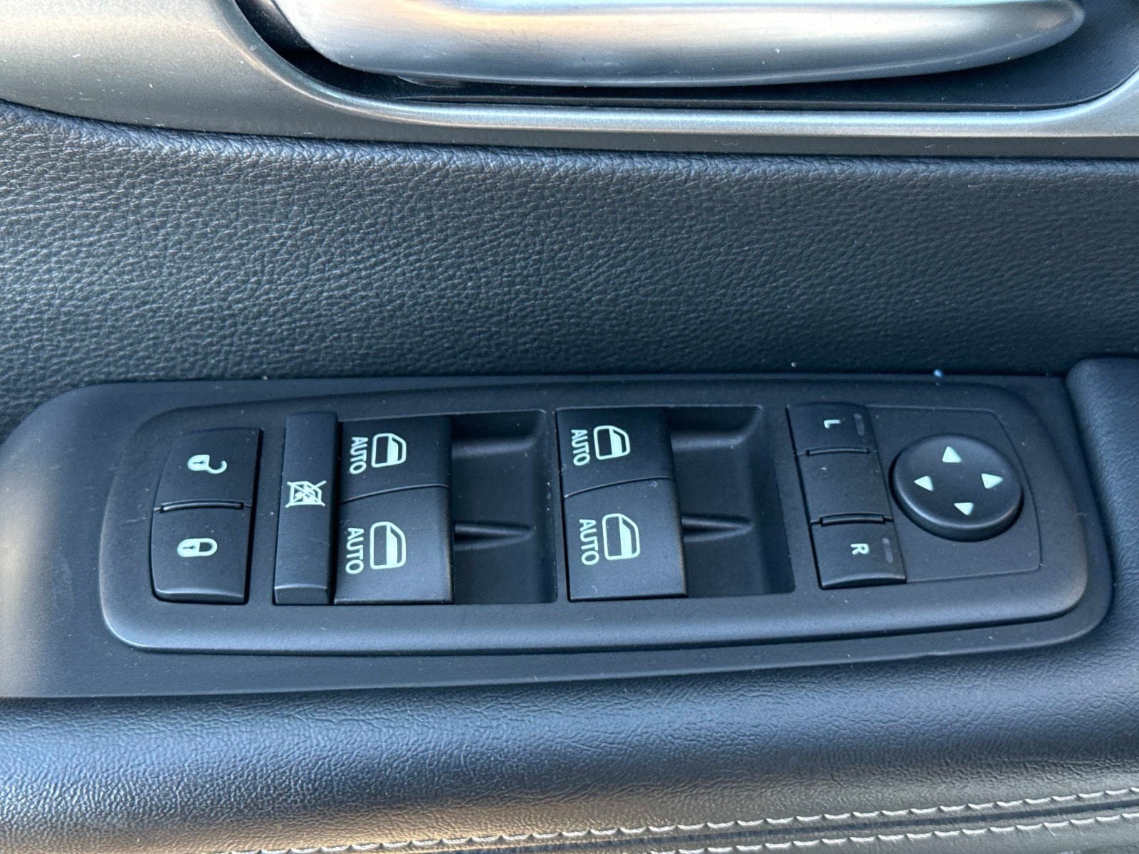 Used 2025 Chrysler Pacifica Select FWD image 19