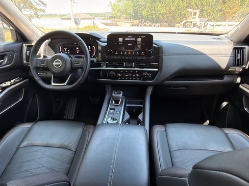 Used 2024 Nissan Pathfinder Platinum image 12