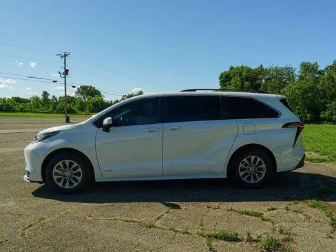 Used 2021 Toyota Sienna LE AWD/4WD image 5