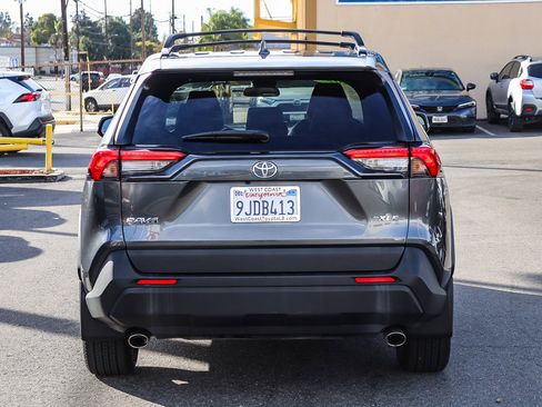 Used 2021 Toyota RAV4 XLE Premium image 8