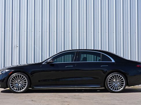 Used 2022 Mercedes-Benz S 580 4MATIC Sedan w/ AMG Line Package image 9