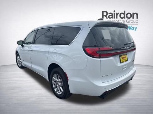 Used 2024 Chrysler Pacifica Touring FWD image 5