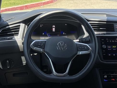 Used 2023 Volkswagen Tiguan SE w/ Panoramic Sunroof Package FWD image 7