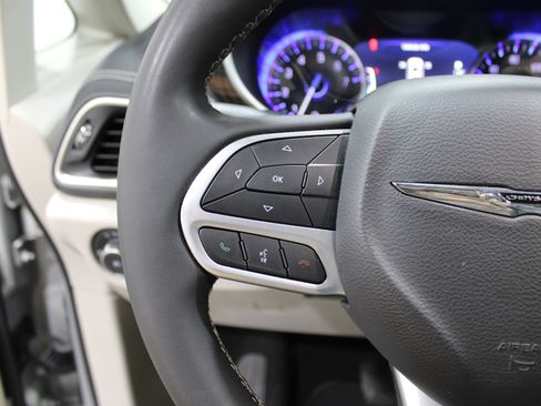 Used 2024 Chrysler Pacifica Limited image 11