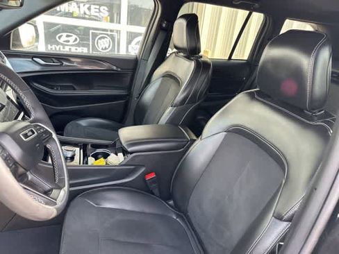 Used 2023 Jeep Grand Cherokee Altitude image 3