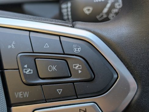 Used 2025 Volkswagen Taos SE image 33