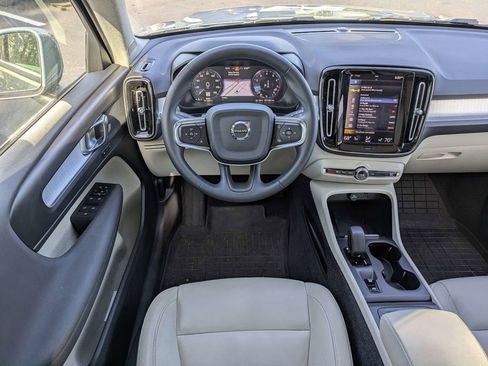 Used 2022 Volvo XC40 T5 Momentum w/ Premium Package image 19