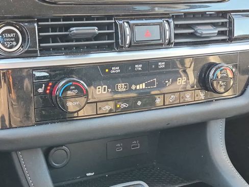 Used 2024 Nissan Pathfinder SV image 17