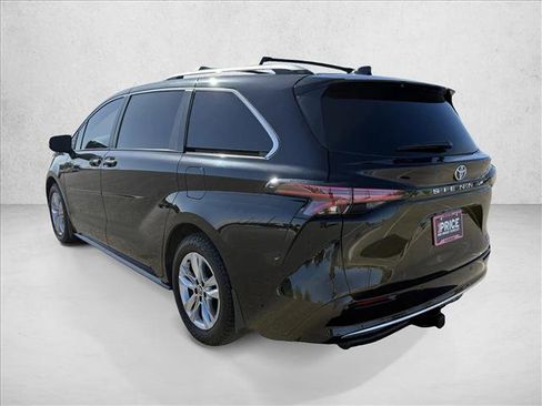 Used 2022 Toyota Sienna Limited image 8