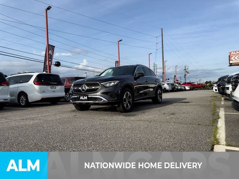 Used 2025 Mercedes-Benz GLC 350e 4MATIC image 4