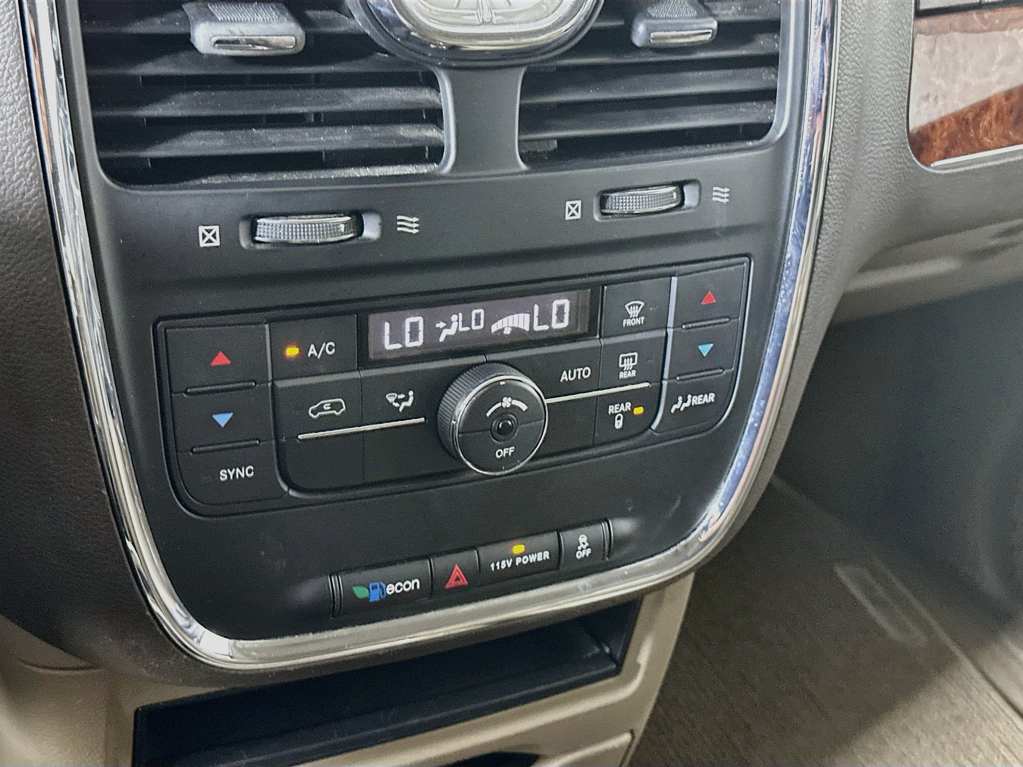 Used 2016 Chrysler Town & Country Touring FWD image 22