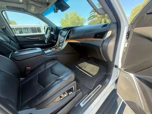 Used 2018 Cadillac Escalade ESV Premium Luxury RWD image 10
