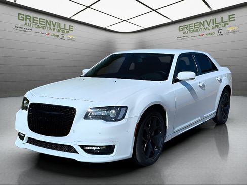 Used 2022 Chrysler 300 Touring L image 2