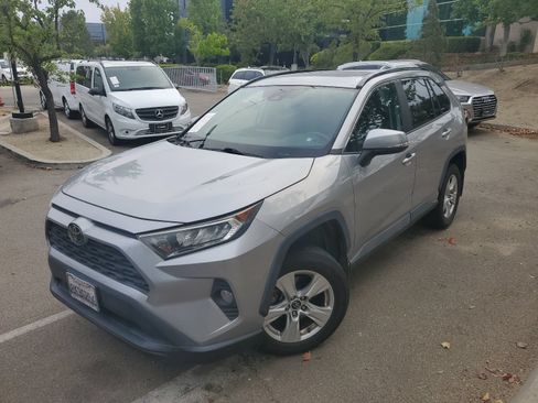 Used 2019 Toyota RAV4 XLE w/ Convenience Package FWD image 1