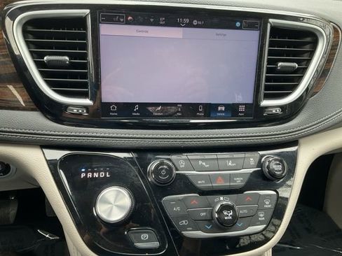 Used 2024 Chrysler Pacifica Limited image 24