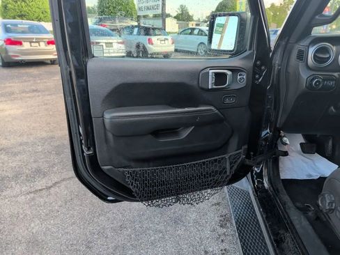 Used 2018 Jeep Wrangler Unlimited Sahara w/ LED Lighting Group AWD/4WD image 10