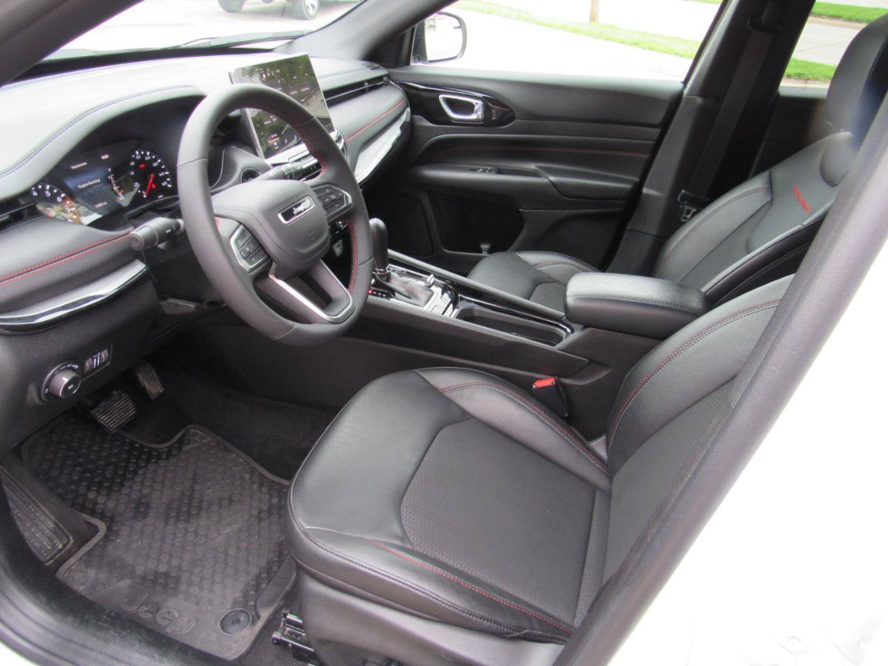 Used 2026 Jeep Compass Trailhawk AWD/4WD image 13