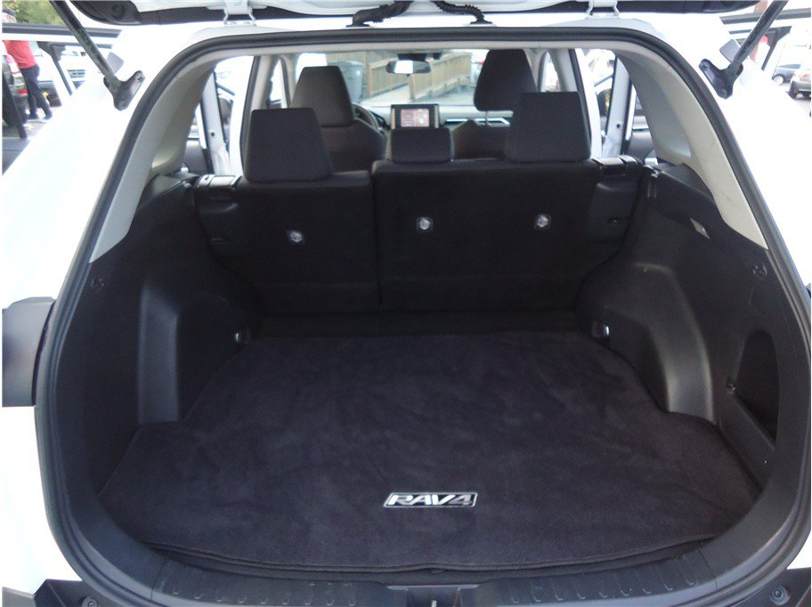 Used 2019 Toyota RAV4 LE w/ Carpet Mat Package AWD/4WD image 19
