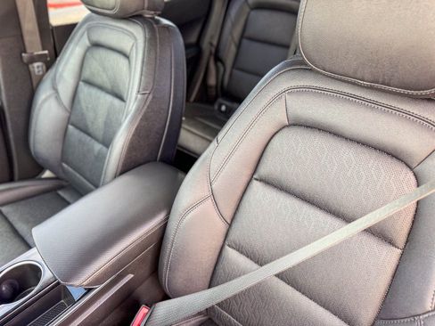 Used 2025 Chevrolet Equinox LT w/ Convenience Package II image 3