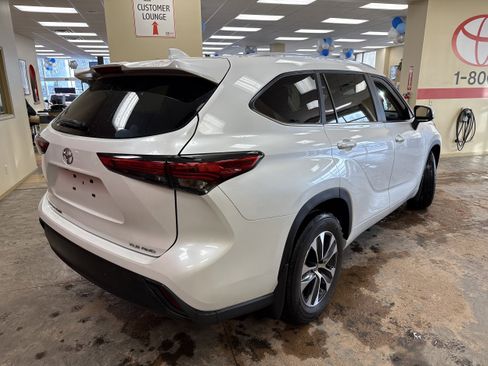 Used 2023 Toyota Highlander XLE AWD/4WD image 10