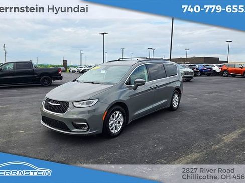 Used 2022 Chrysler Pacifica Touring-L FWD image 3