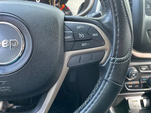 Used 2015 Jeep Cherokee Latitude FWD image 18