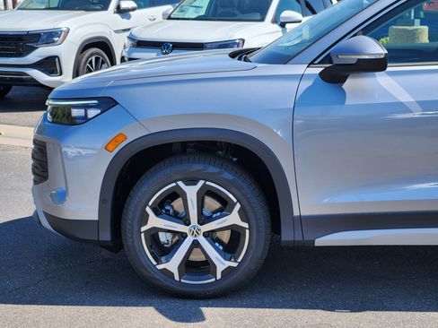 New 2025 Volkswagen Tiguan SE image 2