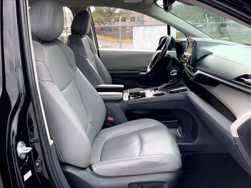 Used 2022 Toyota Sienna XLE image 9