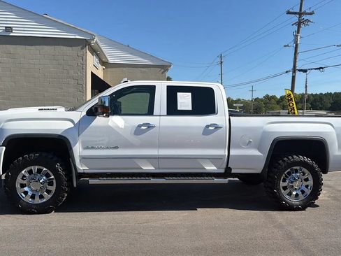Used 2018 GMC Sierra 2500 Denali w/ Duramax Plus Package AWD/4WD image 2