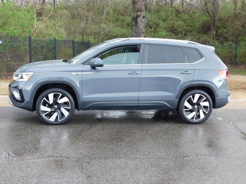 Used 2024 Volkswagen Taos SEL image 2