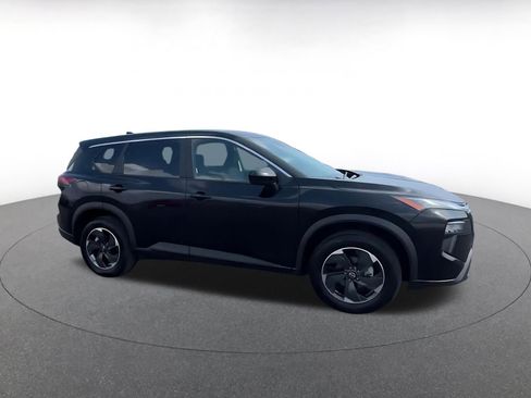 Used 2025 Nissan Rogue SV image 2