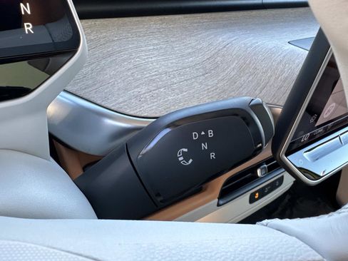 Used 2025 Volkswagen ID. Buzz 1st Edition image 17