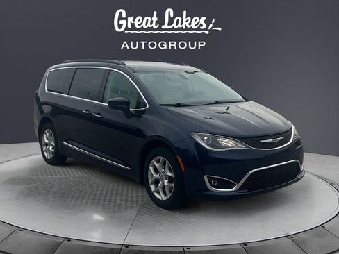 Used 2017 Chrysler Pacifica Touring-L w/ Tire & Wheel Group FWD image 7