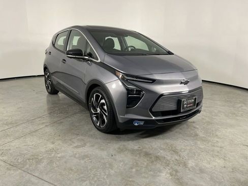 Used 2022 Chevrolet Bolt LT w/ Infotainment Package FWD image 2
