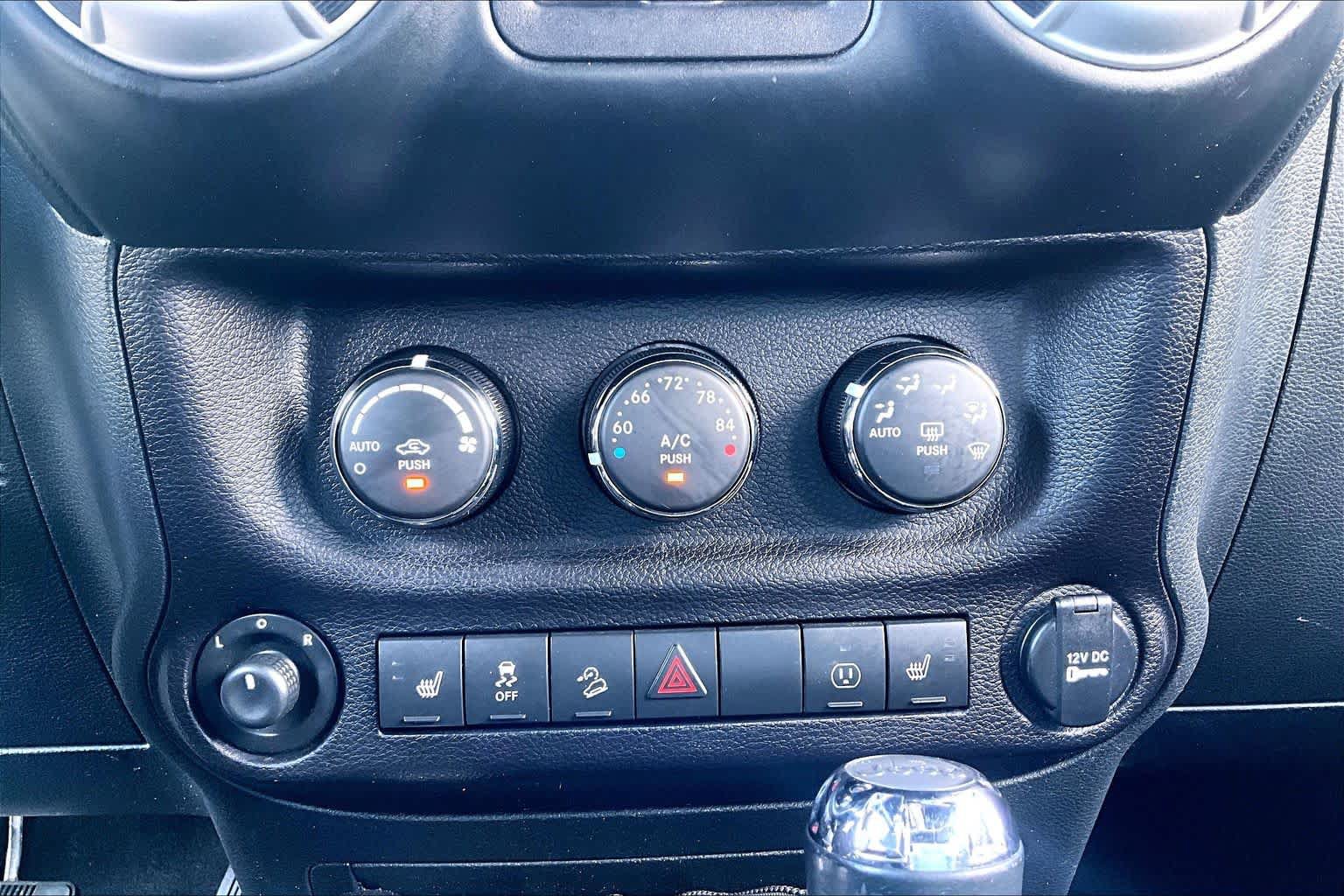 Used 2017 Jeep Wrangler Unlimited Sahara w/ Connectivity Group AWD/4WD image 34