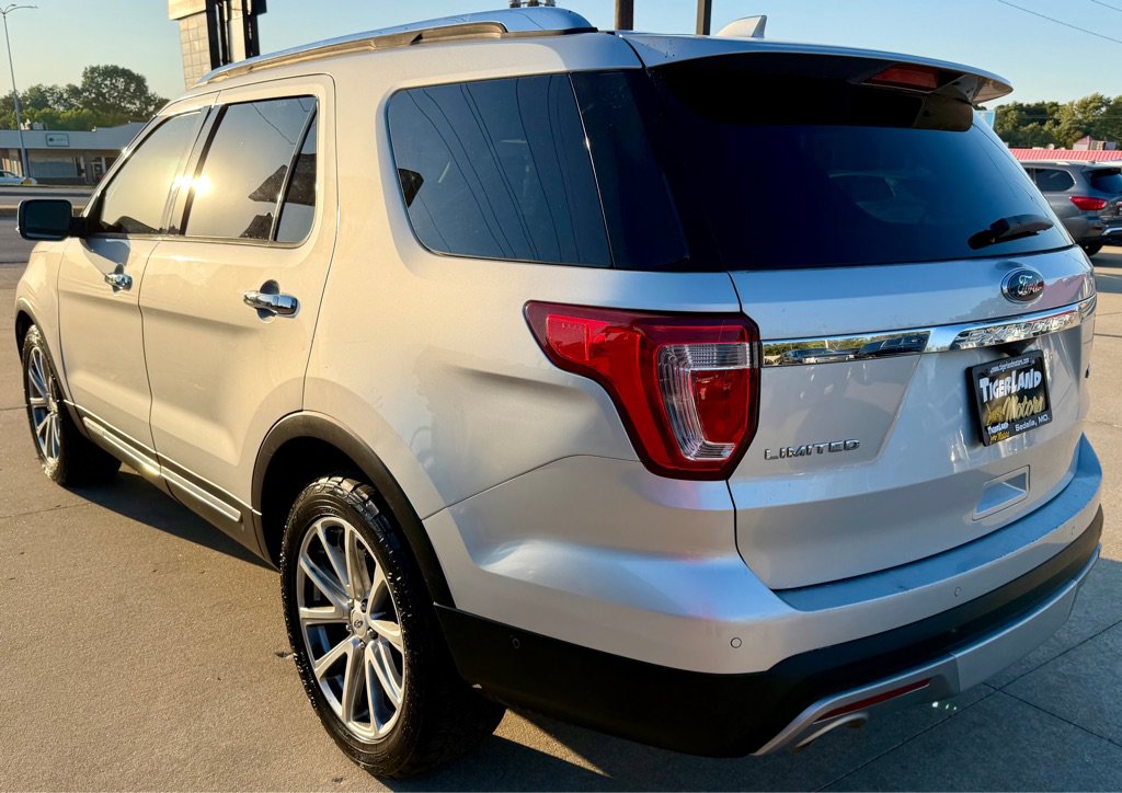 Used 2017 Ford Explorer Limited w/ Equipment Group 301A FWD image 5