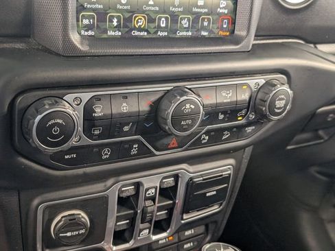 Used 2018 Jeep Wrangler Unlimited Sahara image 19