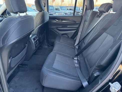Used 2023 Jeep Grand Cherokee Laredo AWD/4WD image 24
