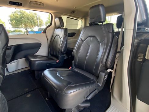 Used 2017 Chrysler Pacifica Touring-L image 22