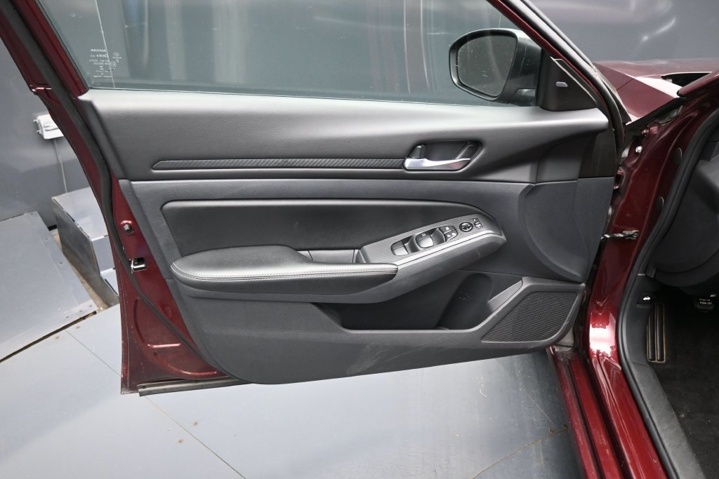 Used 2025 Nissan Altima 2.5 SV FWD image 10