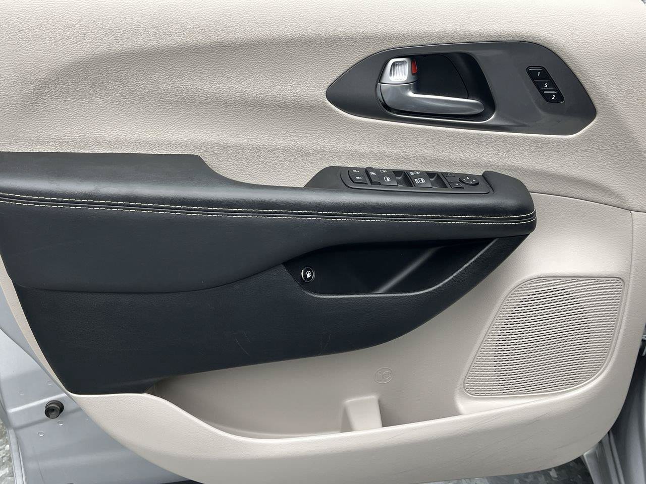 Used 2024 Chrysler Pacifica Limited FWD image 7