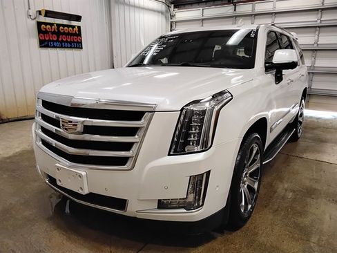 Used 2017 Cadillac Escalade Luxury AWD/4WD image 4