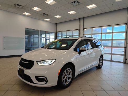 Used 2023 Chrysler Pacifica Limited FWD image 8